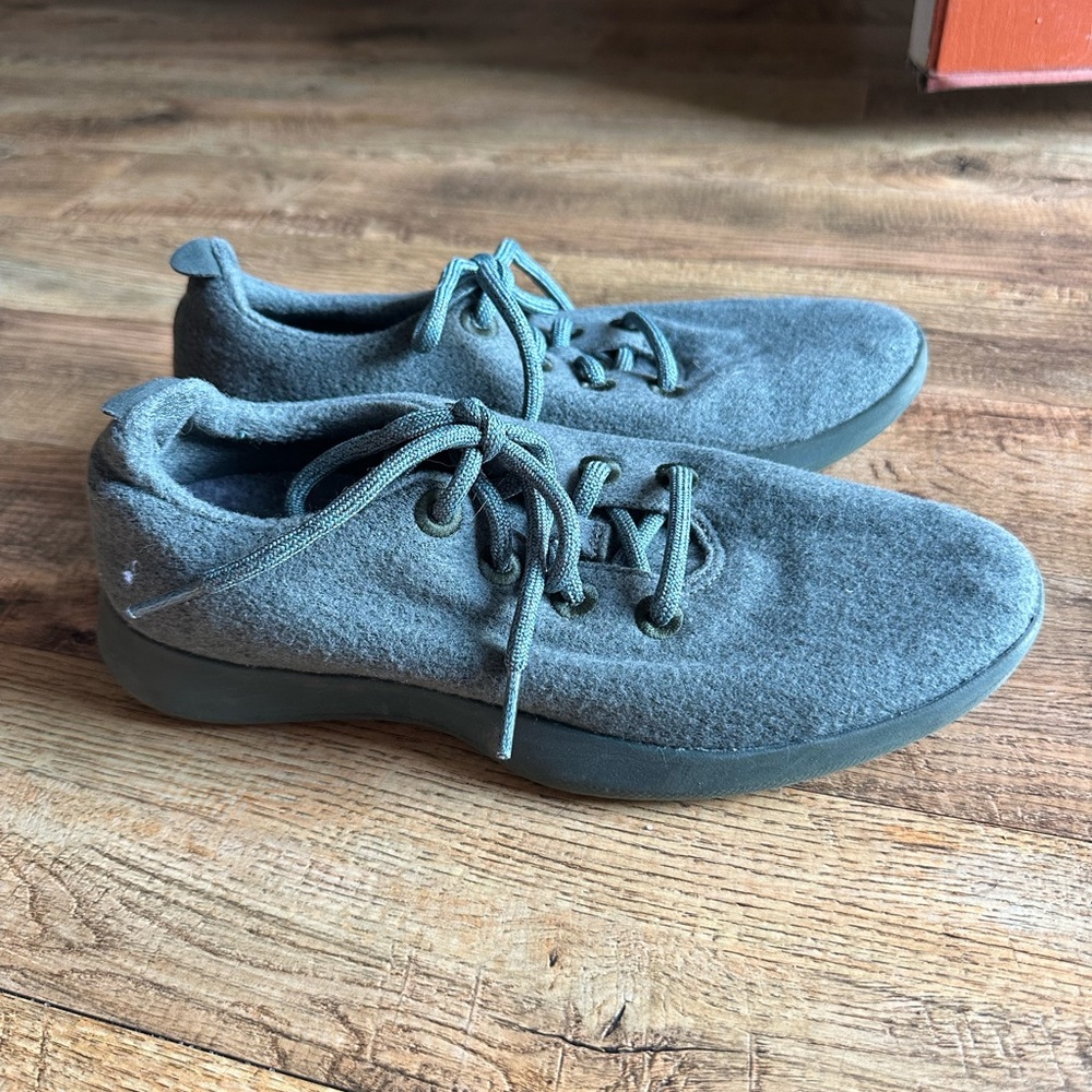 Allbird’s Wool Dark Green Sneakers- size 9